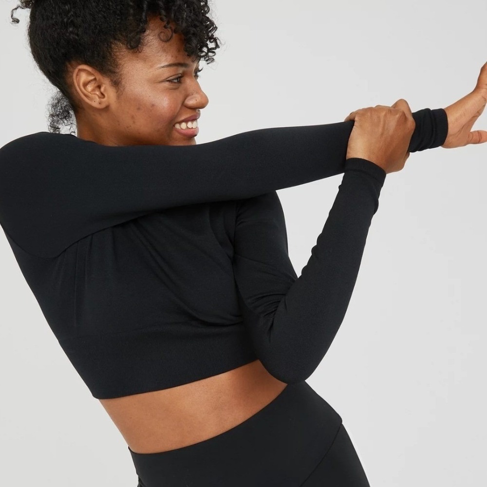 Offline by Aerie Sidewalk Seamless Long Sleeve Cropped TShirt Black Fitted Gym S